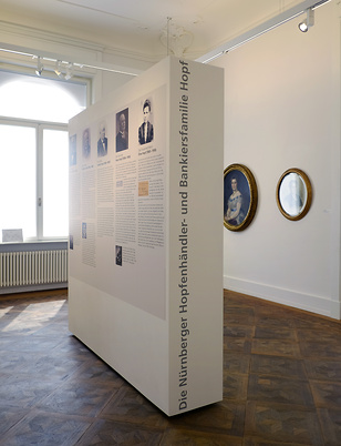 Infoelemente für die Ausstellung „Die Nürnberger Hopfenhändler- und Bankiersfamilie Hopf“ in der Kunstvilla Nürnberg.  Für englischsprachige Besucher gibt es einen smartphone-guide, den wir unkompliziert als interaktives PDF produziert haben.